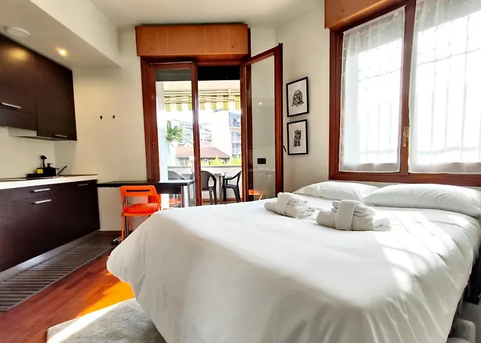 Exclusive And Unobtainable Big Terrace In Milano Downtown With Ac, Wifi, Subway M1 And M2 In Shopping Area